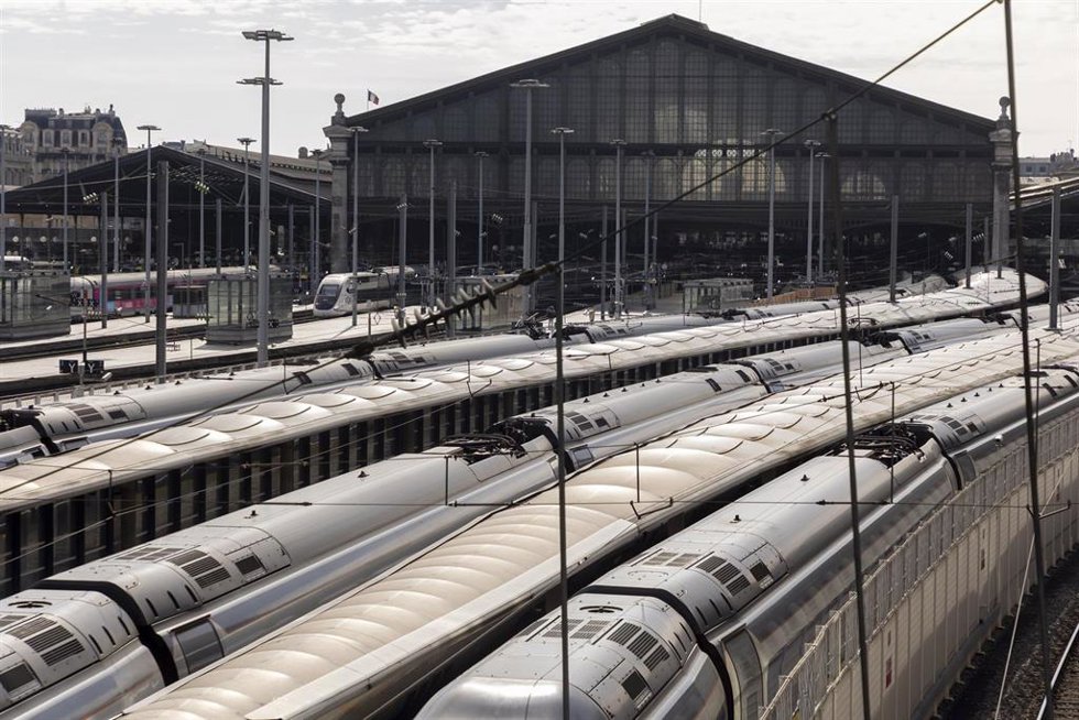 March 7, 2025, Paris, France, France: Paris, France March 7, 2025 - Total disruption of rail traffic at the Gare du Nord following the discovery of a World War II-era bomb on the nearby tracks in Saint-Denis, (2.5 kilometers north of the station). Euros