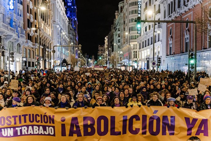 Archivo - Centenares de personas durante la manifestación convocada por el Movimiento Feminista de Madrid por el Día Internacional de la Mujer, a 8 de marzo de 2024, en Madrid (España). El Movimiento Feminista de Madrid ha convocado esta protesta bajo el 