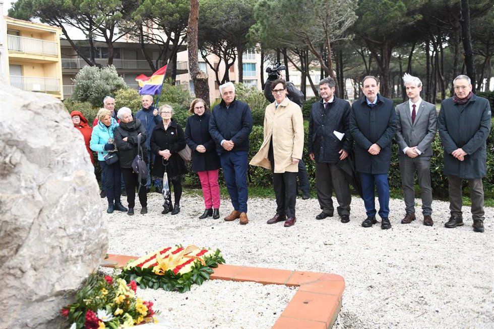 El presidente de la Generalitat, Salvador Illa (c), y el conseller de Justícia i Qualitat Democrtica, Ramon Espalader (3d), durante su visita al monolito del homenaje a los refugiados del campo de concentración de Argles-sur-mer, a 7 de marzo de 2025,