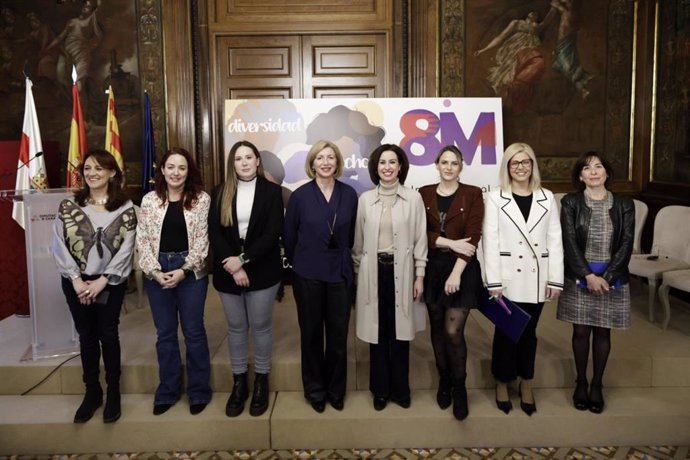 La diputada delegada de Igualdad de la DPZ, Manuela Berges, y la vicepresidenta de la DPZ, Teresa Ladrero, junto a las ponentes de la jornada sobre feminismo, activismo y comunicación.