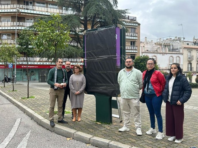 Ediles de Hacemos Córdoba en el Ayuntamiento de la capital ante el mupi tapado.