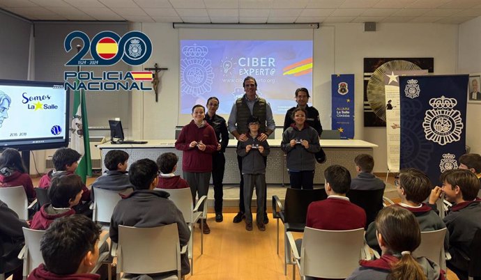 Agentes de la Policía Nacional entregan los carnés de Ciberexperto a 75 alumnos de 6º de Educación Primaria del Colegio La Salle de Córdoba en la clausura del Programa Ciberexperto.