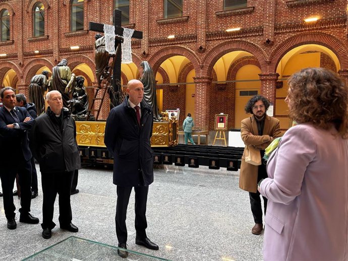 El alcalde de León durante su visita este viernes a la exposición
