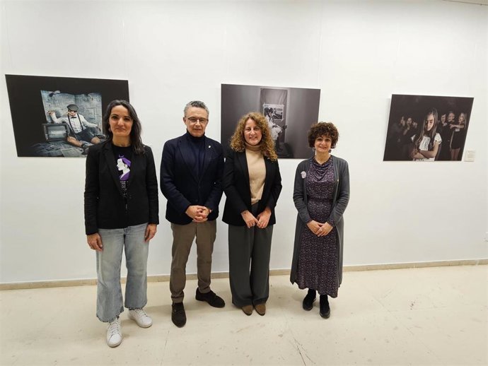 La exposición 'De este cuento date cuenta', en el Ayuntamiento, invita a reflexionar sobre la igualdad