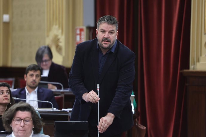 Archivo - El portavoz de MÉS Per Mallorca, Lluís Apesteguia, durante una sesión plenaria en el Parlament.