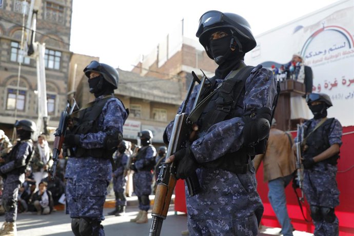 Archivo - Arquivo - 8 de dezembro de 2023, SANAA, Sanaa, Iêmen: Membros das forças de segurança do Iêmen, afiliadas ao Huthi, montam guarda durante uma manifestação em solidariedade ao povo palestino...Os Estados Unidos impuseram sanções na quinta-feira a