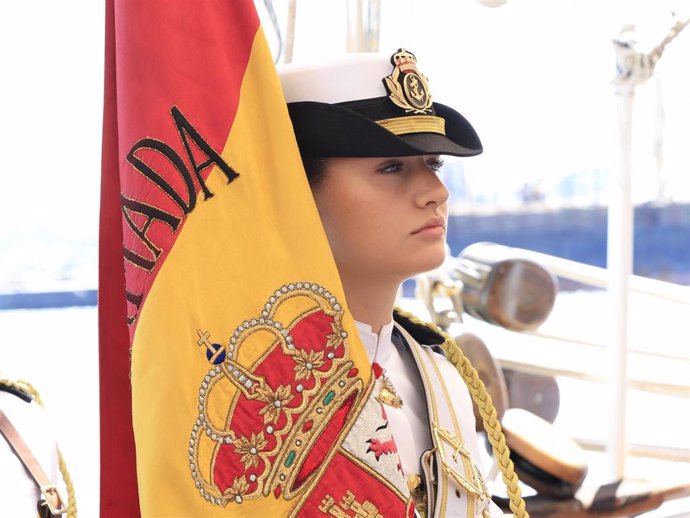 La Princesa de Asturias, abanderada en la jura de bandera de españoles residentes en Uruguay