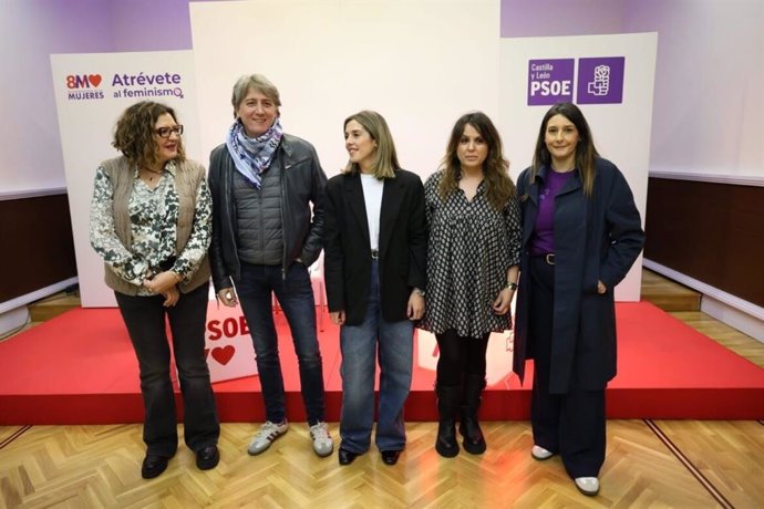 La secretaria de Igualdad del PSCyL, Lorena Valle, junto al líder socialista en la Comunidad, Carlos Martínez, antes de participar en el acto previo al 8-M organizado en Valladolid por el PSOE, UGT y CCOO