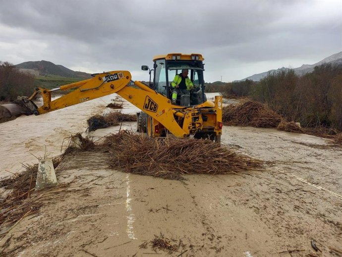 Trabajos de limpieza de arrastres en la RM-D4, en el cruce con la rambla de Las Moreras (Mazarron)