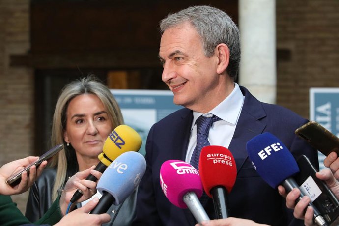 El ex presidente del Gobierno, José Luis Rodríguez Zapatero, atiende a los medios en Toledo junto a la delegada del Gobierno en Castilla-La Mancha, Milagros Tolón.