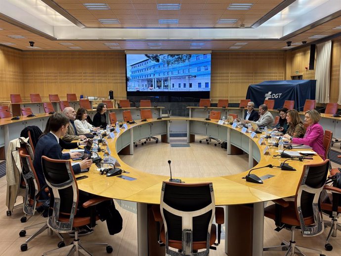 Las dos delegaciones intercambian buenas prácticas en seguridad de motoristas, en la sede de UGT.
