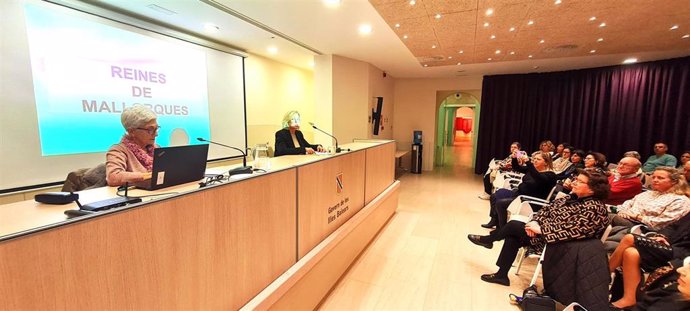 La historiadora Eusèbia Rayó interviene en su conferencia sobre el papel de la mujer en la Edad Media.