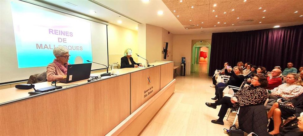 La historiadora Eusbia Rayó interviene en su conferencia sobre el papel de la mujer en la Edad Media.