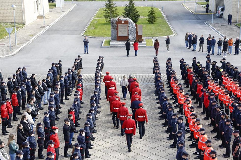 Homenaje a Carlos Díaz Arcocha, superintendente asesinado por ETA en Vitoria en 1985