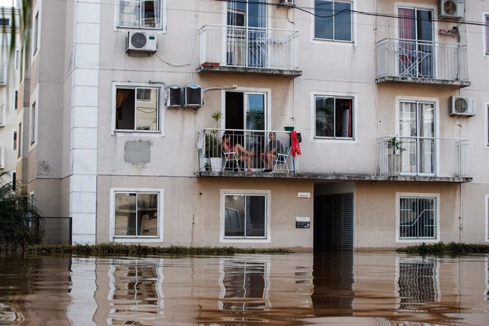 Archivo - SCHARLAU, May 8, 2024  -- People are pictured at the balcony of a waterlogged building in Scharlau, Sao Leopoldo, in the state of Rio Grande do Sul, Brazil, on May 7, 2024. Five more people were killed by storms ravaging south Brazil's Rio Grand