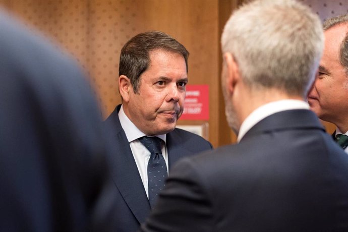 Archivo - El presidente de Cepyme, Gerardo Cuerva (c), conversa durante la jornada 'La productividad de la pyme', en la Fundación Mapfre, a 25 de junio de 2024, en Madrid (España). Organizado por Cepyme, el encuentro ha analizado la situación del diálogo 