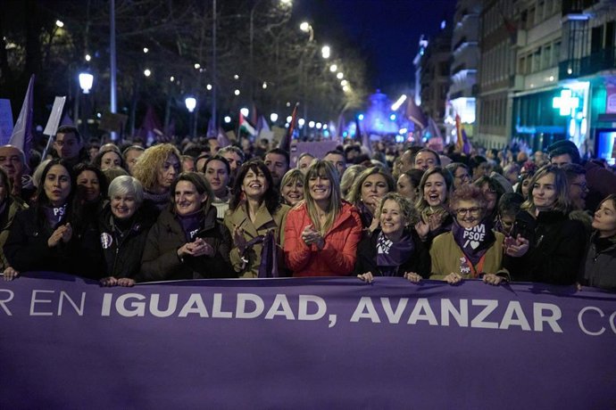 Archivo - La vicepresidenta tercera del Gobierno y ministra para la Transición Ecológica y el Reto Demográfico, Teresa Ribera (3i) la ministra de Igualdad, Ana Redondo (4i) y la mujer del presidente del Gobierno, Begoña Gómez (5i).