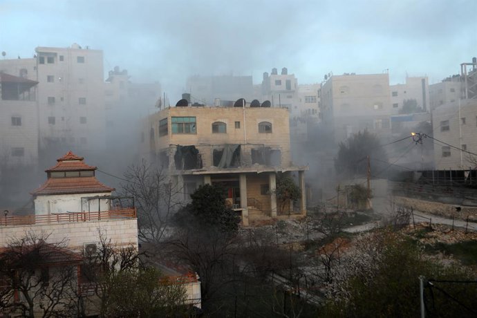 HEBRON, 5 de março de 2025 -- A fumaça sobe quando as forças israelenses explodem uma casa na cidade de Hebron, na Cisjordânia, em 5 de março de 2025. Na quarta-feira, o exército israelense explodiu duas casas na cidade de Hebron, no sul da Cisjordânia, a