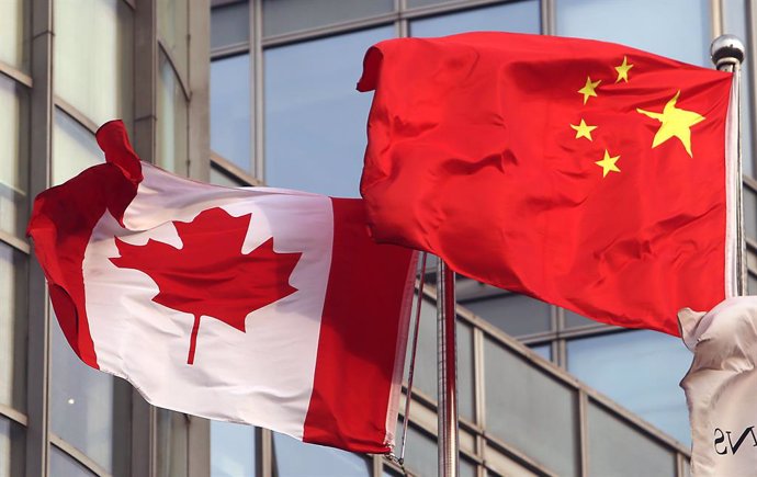 Archivo - 23 de março de 2021, PEQUIM, CHINA: A bandeira nacional do Canadá é hasteada ao lado da bandeira da China do lado de fora de um hotel internacional na estrada da Embaixada do Canadá em Pequim na terça-feira, 23 de março de 2021.  Depois de mais 
