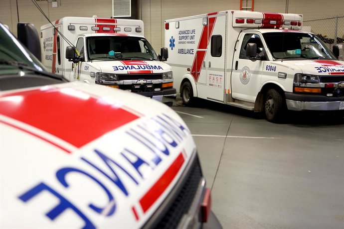 Archivo - 9 de novembro de 2023, Victoria, Bc, CAN: Ambulâncias estacionadas na estação central de relatórios em Victoria, B.C., na quinta-feira, 9 de novembro de 2023. A polícia está investigando um acidente entre uma ambulância e um veículo em Nanaimo, 