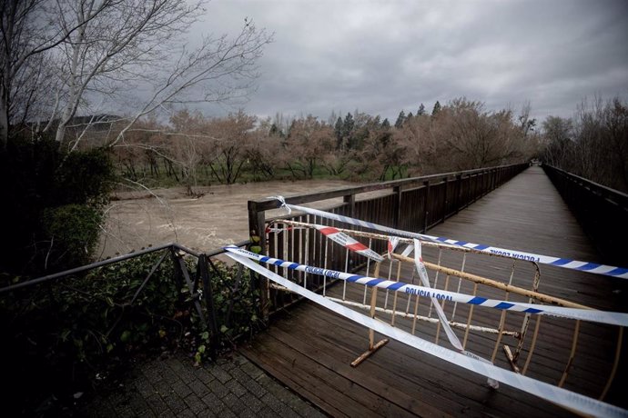 Una valla y cintas indican el cierre del paso a zonas inundables ante la crecida del caudal del río Henares, a 7 de marzo de 2025, en Alcalá de Henares, Madrid (España).