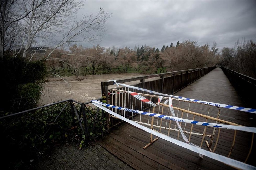 Una valla y cintas indican el cierre del paso a zonas inundables ante la crecida del caudal del río Henares, a 7 de marzo de 2025, en Alcalá de Henares, Madrid (España).