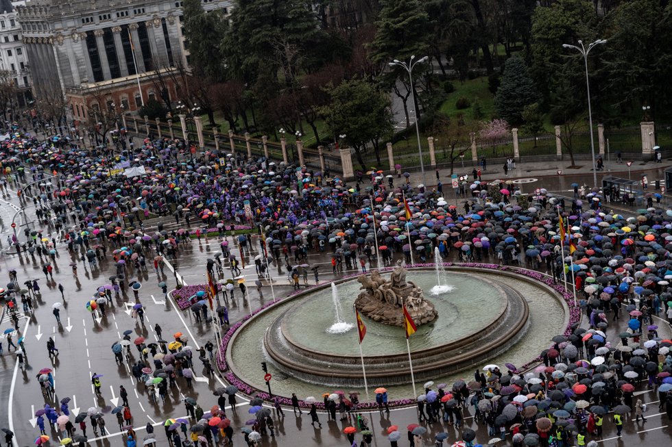 Cientos de personas durante la manifestación convocada por la Comisión 8M por el Día de la Mujer, a 8 de marzo de 2025, en Madrid (España).
