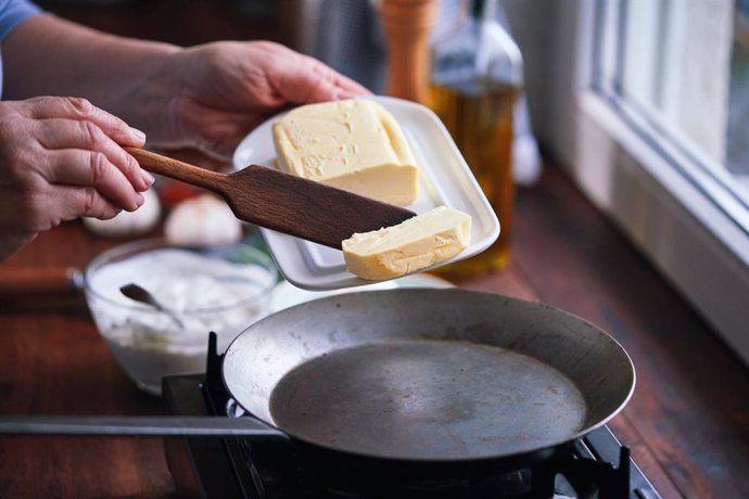 Archivo - Preparando la comida en sarten con mantequilla