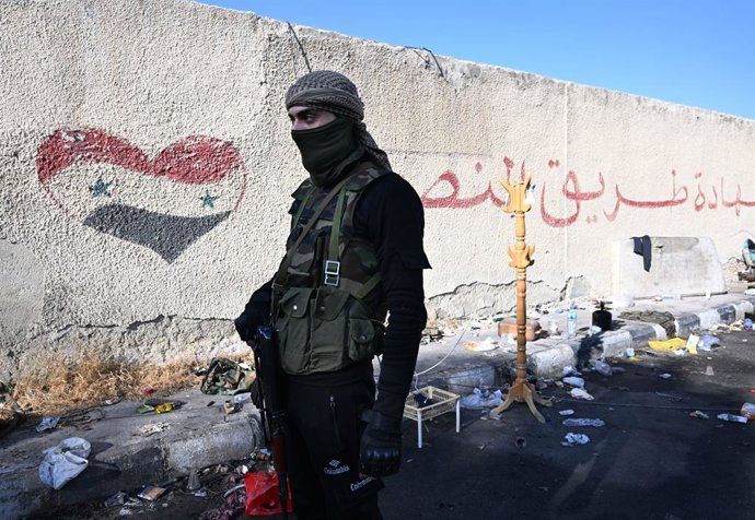 Archivo - Arquivo - 25 de dezembro de 2024, Damasco, Síria: Um soldado de Idlib guarda o Syrian Military Intelligence Palestine Branch 235, que foi uma prisão para prisioneiros políticos durante um regime brutal em que inúmeros homens desapareceram em mei