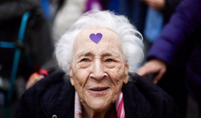 Archivo - Detalle de una señora de avanzada edad con un corazón morado en la frente durante la manifestaciones del 8M, a 8 de marzo de 2023 en Sevilla (Andalucía, España). Imagen de archivo.