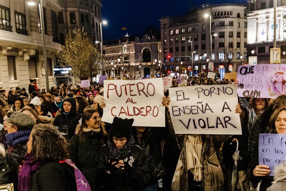 Archivo - Cientos de personas durante la manifestación convocada por el Movimiento Feminista de Madrid por el Día Internacional de la Mujer, a 8 de marzo de 2024, en Madrid (España). 