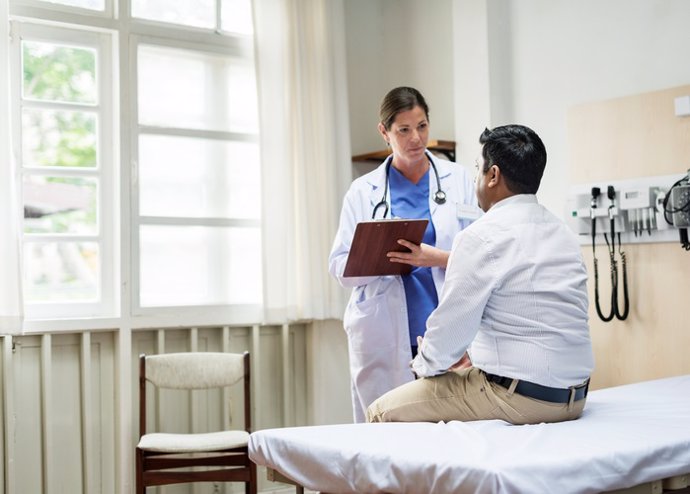 Archivo - A doctor checking a patient