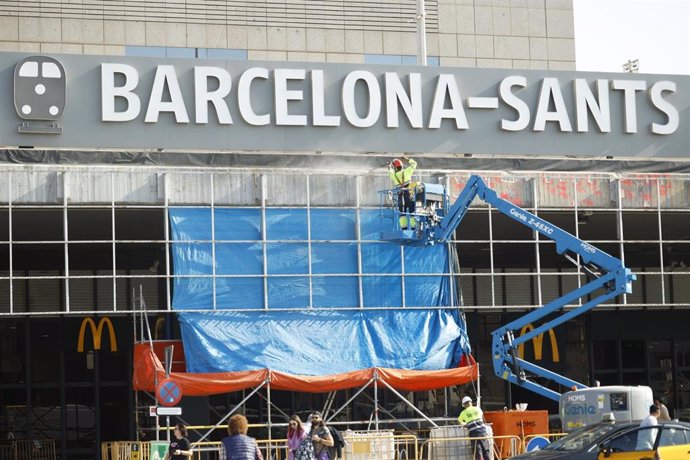 Archivo - Trabajador en la estación de Sants, a 24 de octubre de 2024, en Barcelona, Catalunya (España).