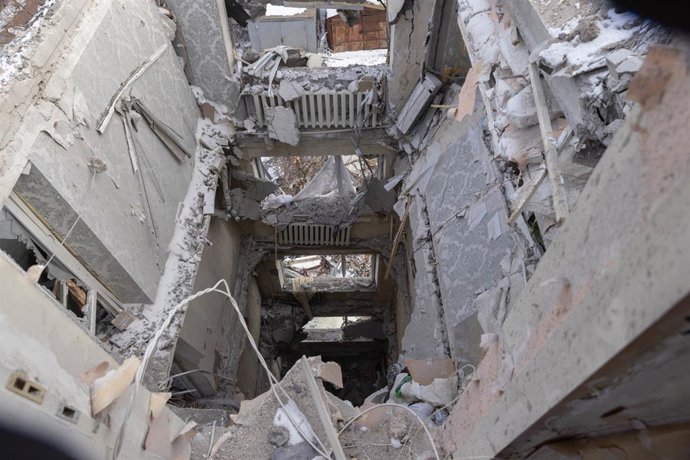 24 de fevereiro de 2025, região de Donetsk, Kharkiv, Ucrânia: Um prédio de apartamentos danificado é visto após um ataque a bomba de uma aeronave guiada russa em Kostiantynivka, região de Donetsk, Ucrânia