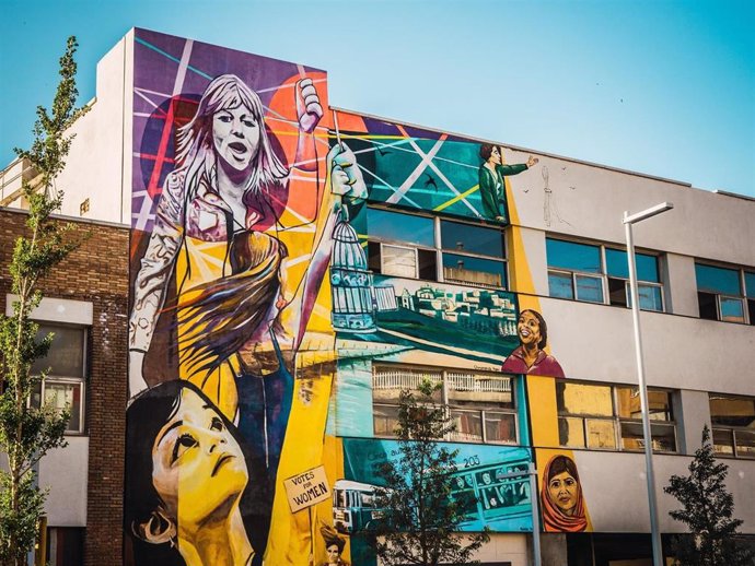 Archivo - Mural en la fachada de la CIBA, centro de recursos para mujeres de Santa Coloma de Gramenet (Barcelona)