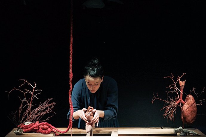 Archivo - Un momento de la obra 'Entrañas', de El Patio Teatro