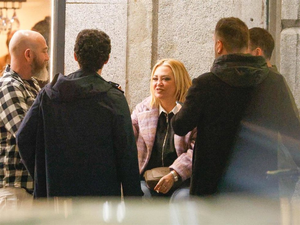 Belén Esteban y Miguel Marcos en una terraza con amigos en Madrid (España).