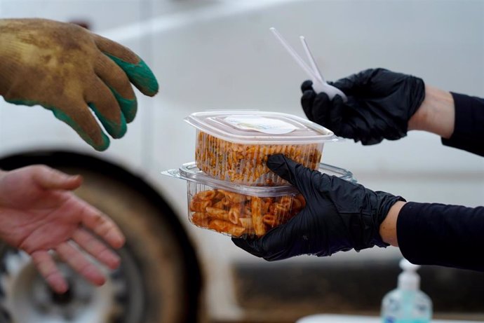 Archivo - Un voluntario reparte comida en Paiporta, a 8 de noviembre de 2024, en Valencia, Comunidad Valenciana (España). Imagen de archivo.