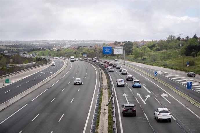 Archivo - Tráfico en la autovía A-5 a su paso entre Móstoles y Arroyomolinos durante la segunda fase de la operación salida por Semana Santa, a 27 de marzo de 2024, en Madrid (España). (Imagen de archivo)