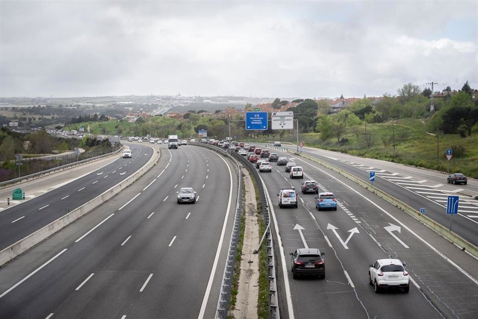 Archivo - Tráfico en la autovía A-5 a su paso entre Móstoles y Arroyomolinos durante la segunda fase de la operación salida por Semana Santa, a 27 de marzo de 2024, en Madrid (España). (Imagen de archivo)