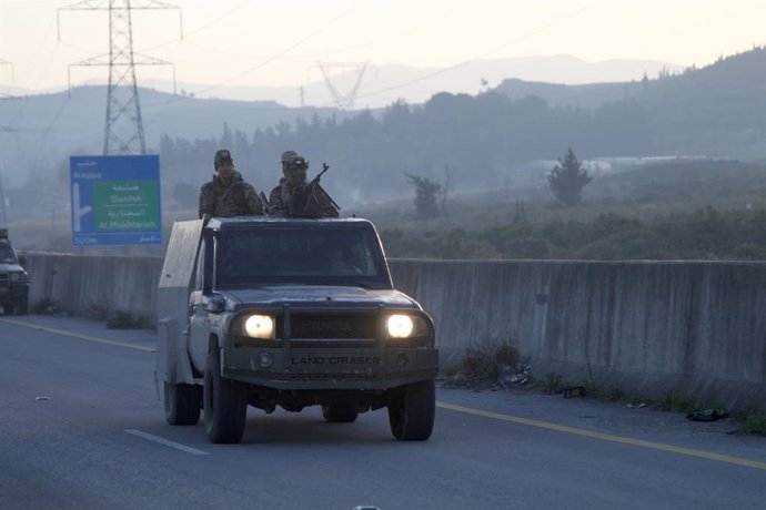 LATAKIA (SYRIA), March 7, 2025 -- Forças de segurança sírias são vistas na rodovia Tartous-Latakia na província de Latakia, noroeste da Síria, em 7 de março de 2025. As forças de segurança da Síria lançaram na sexta-feira uma grande operação contra Qardah