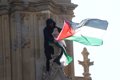 Detenido un hombre tras pasar más de 16 horas encaramado a la torre del Big Ben enarbolando una bandera palestina