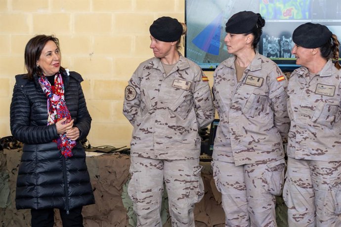 Archivo - Arquivo - A Ministra da Defesa, Margarita Robles, conversa com mulheres militares durante uma visita hoje, 8 de março de 2024, em Morón, Sevilha (Andaluzia, Espanha). A Ministra da Defesa, Margarita Robles, visita a base aérea de Morón, para sab