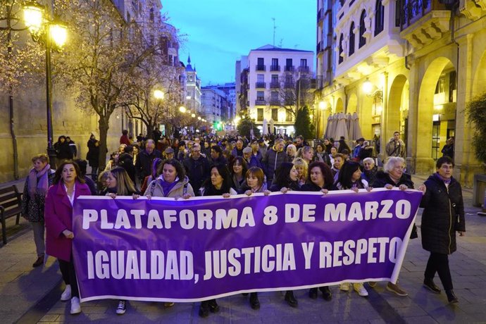 Archivo - Decenas de personas durante la manifestación del 8M, a 8 de marzo, en Logroño, La Rioja (España). (2024)