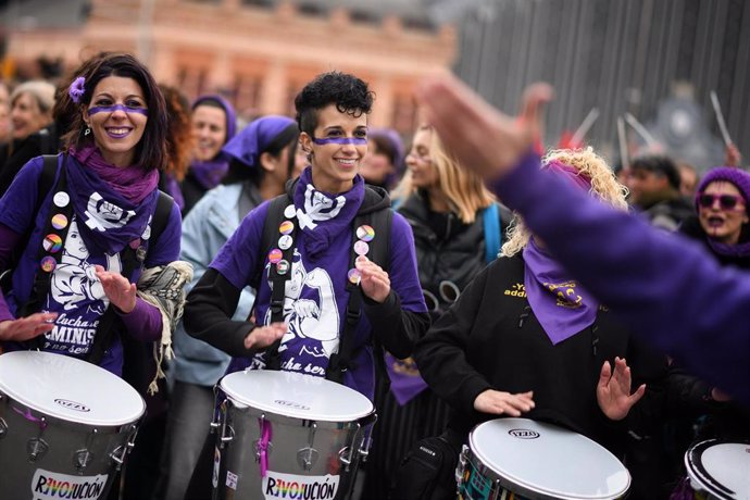 Archivo - Varias mujeres durante la manifestación convocada por la Comisión 8M por el Día Internacional de la Mujer, a 8 de marzo de 2024, en Madrid (España).