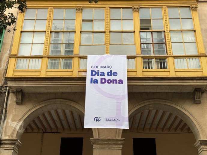 Banderola con motivo del Día Internacional de la Mujer en la sede autonómica del PP Baleares