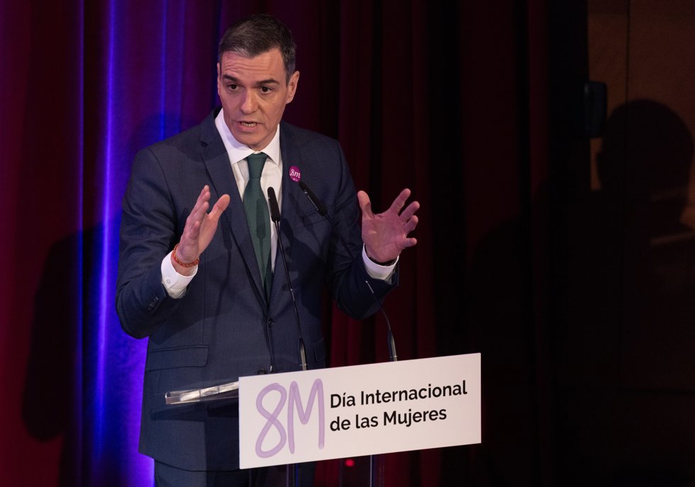 El presidente del Gobierno, Pedro Sánchez, durante la clausura del acto institucional con motivo del Día Internacional de las Mujeres, en el Auditorio del Museo del Prado, a 7 de marzo de 2025, en Madrid (España).