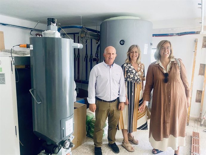 Archivo - Diputación de Palencia visita la reforma de 'La Casona' en Cervera de Pisuerga, que "ahorrará un 71% en consumo de energ