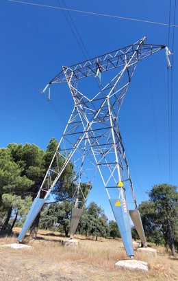 Archivo - Vista de una torre eléctrica.