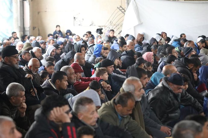 7 de março de 2025, Nusairat, Faixa de Gaza, Território Palestino: Palestinos se reúnem dentro de uma mesquita danificada pela guerra para realizar a oração do meio-dia de sexta-feira durante o mês de jejum muçulmano do Ramadã, no campo de refugiados de N